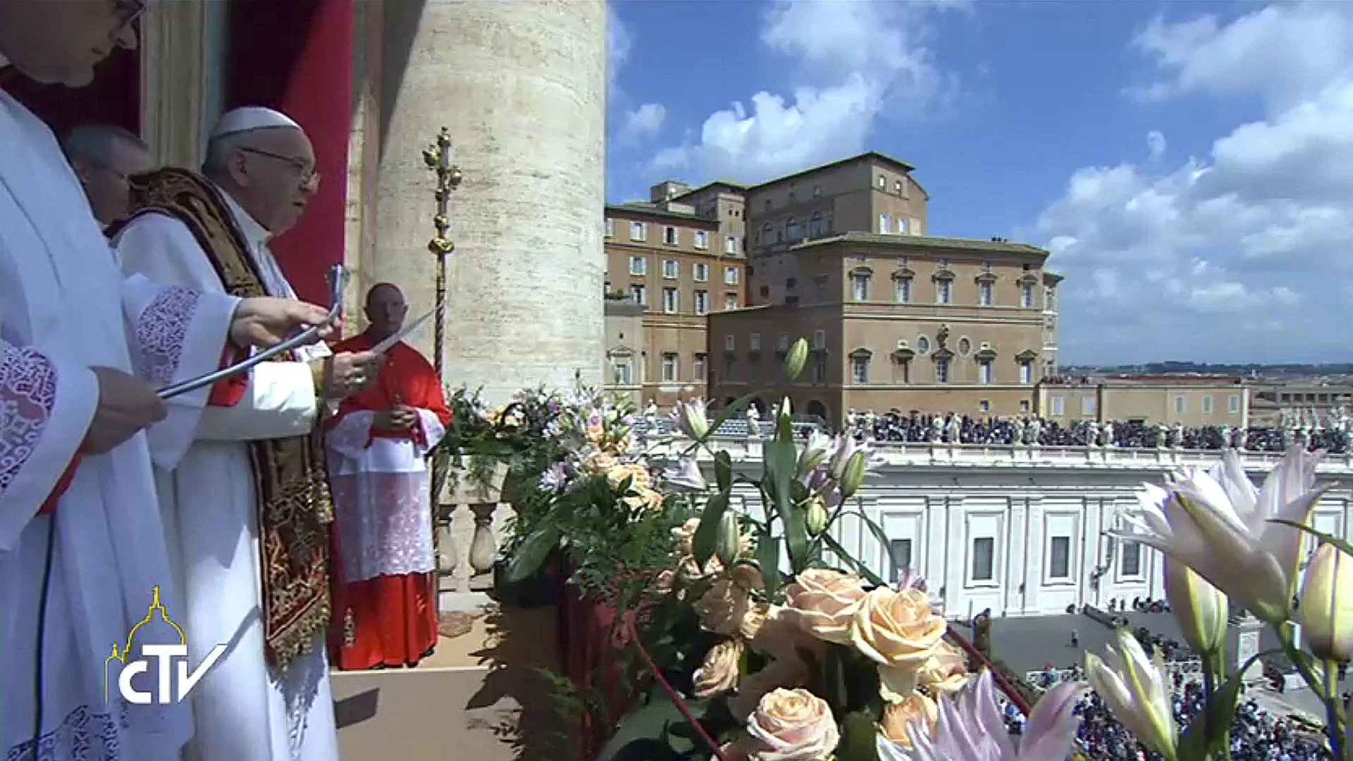 Après la messe de Pâques, le Souverain pontife a intercédé pour le monde auprès du “Pasteur ressuscité“.