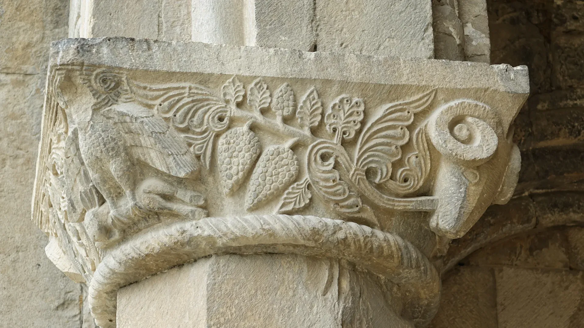 Un sarment de vigne sur un chapiteau de la cathédrale de Bagrati, à Kutaissi, en Géorgie