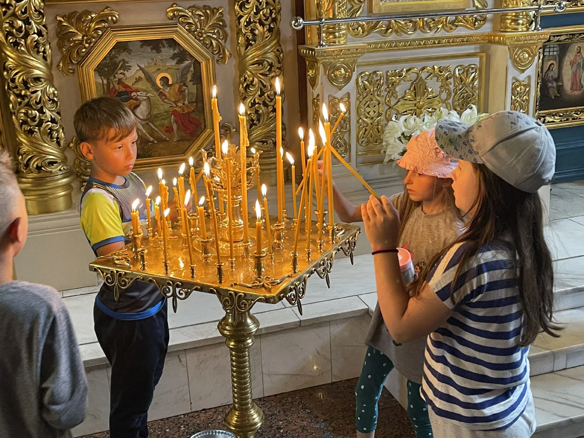 Des enfants des villages occup&eacute;s ou d&eacute;truits de la r&eacute;gion de Kharkiv visitent Kiev pour la premi&egrave;re fois. Passage &agrave; la cath&eacute;drale Sainte-Sophie o&ugrave; ils ont allum&eacute; des cierges