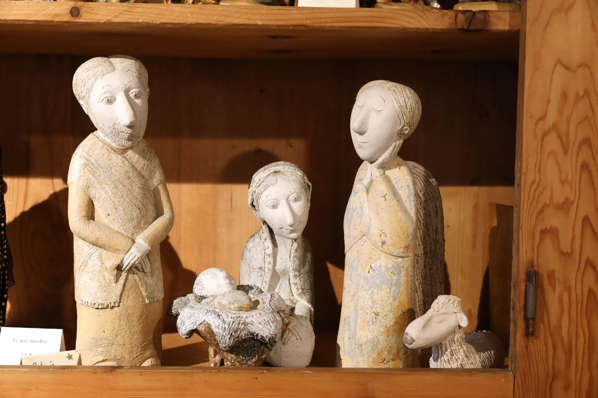 Joseph a des étoiles dans les yeux pour cette crèche en terre cuite fabriquée à Talinn, en Estonie